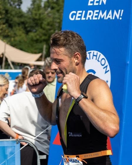 Deelnemer met zijn medaille voor het spandoek 'Een Gelreman!'