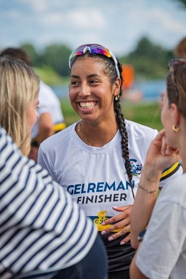 Deelneemster in het Gelreman finishershirt wordt opgewacht door haar mensen