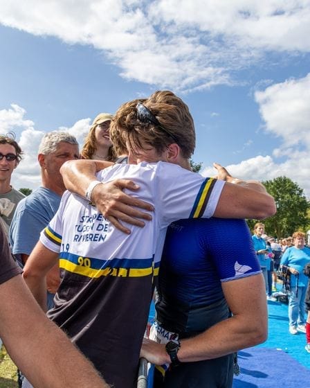 Omhelzing onder een blauwe lucht, net voorbij de finish